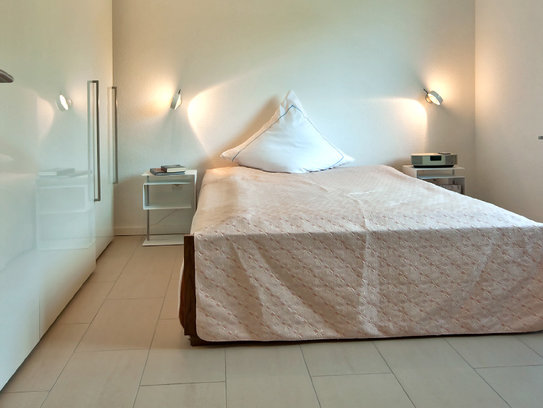 Einfach, modern und elegant – das Schlafzimmer von Haus Kempf überzeugt durch gradlinige Schlichtheit. (Foto: © BAUMEISTER-HAUS)