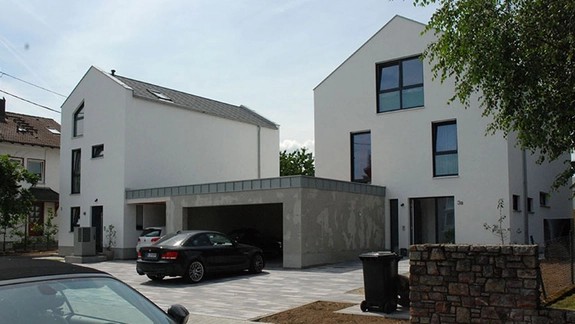 Haus P in Frankfurt Nieder-Erlenbach | zwei Wohnhausneubauten in Massivbauweise mit drei Garagen nach Abriss