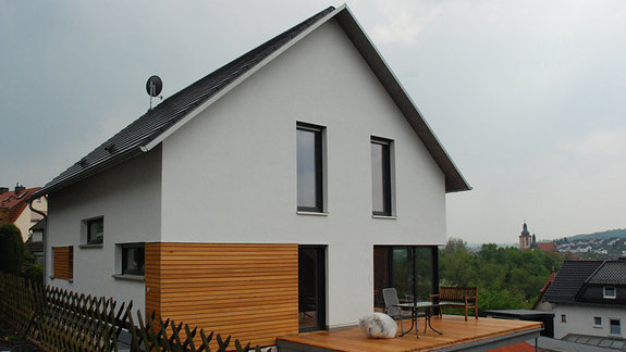 Haus F in Burghaun | Wohnhausneubau in Holzrahmenbauweise auf massivem Keller mit Carport