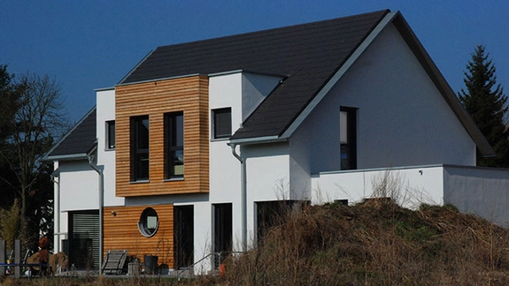 Haus M-S in Darmstadt-Eberstadt | Wohnhausneubau in Holzrahmenbauweise auf einer Bodenplatte mit Garage und Außenanlage